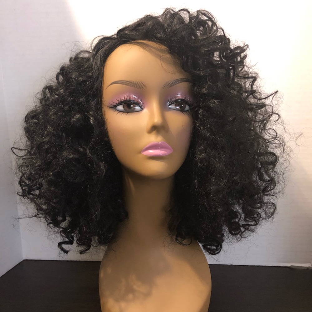 Curly synthetic wig